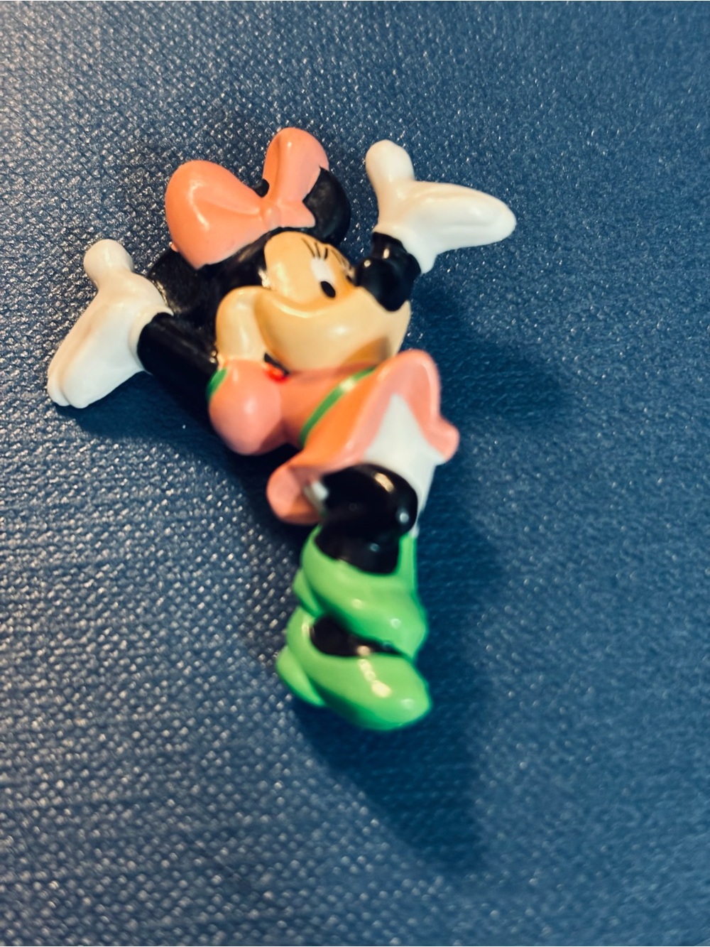 Vintage Minnie Mouse Pink Bow Plastic Molded Pin/Brooch